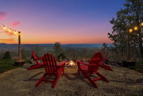 Old Fields Maison | Chalet w Stunning Views Hot Tub Fire Pit & WiFi