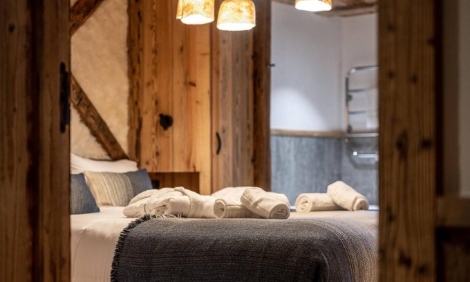 Le Fornet Chalet De Ski | Chalet, wifi, vue montagne, sauna, terrasse, balcon, cheminée ou poêle à bois, parking, télévision