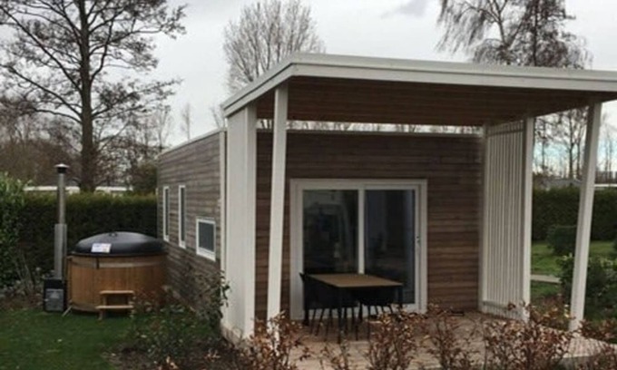Dordtse Biesbosch Chalet De Ski | Chalet with 2 bedrooms, a terrace and a hottub