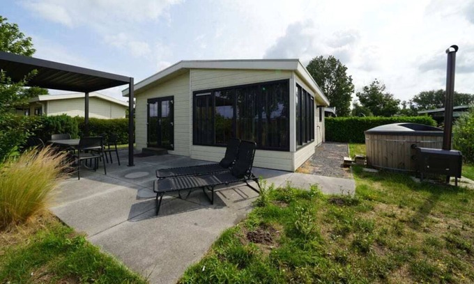 Dordtse Biesbosch Chalet De Ski | Chalet with 3 bedrooms and garden with hot tub
