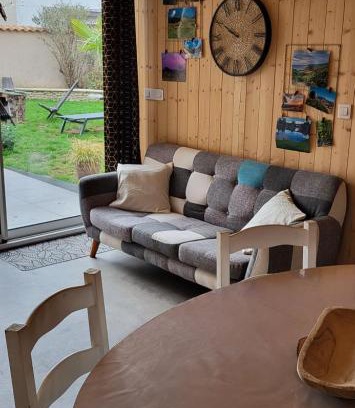 Pont-du-Chateau Maison | Chalet zen avec son jacuzzi et jardin