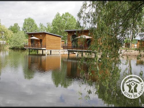 Veauchette Maison | Chalets confortables en bord d'étang avec terrasse, parc, activités et spa optionnel ! - FR-1-496-77