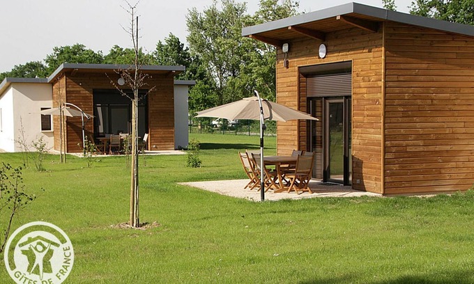 Veauchette Cottage | Chalets confortables au bord d'un étang avec terrasse, jardin et nombreuses activités.