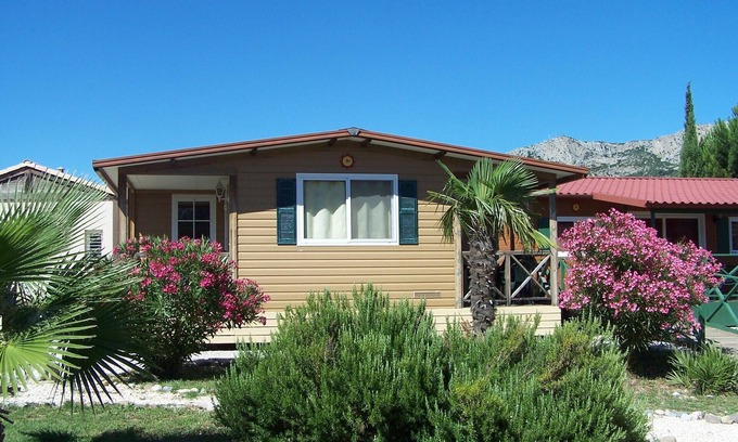 Tautavel Station Balnéaire | Chalets en village-vacances ! Clubs enfants et Clubs Ados inclus. Piscine