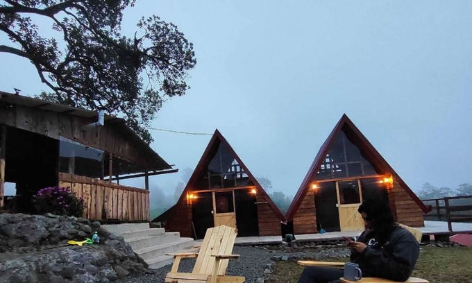 Roble Chalet De Ski | Chalets Vistas del Poas, un Refugio en la Montaña con la Mejor Vista del Volcán