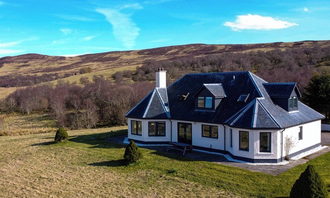 Lairg Maison | CHALLENGER LODGE, pet friendly, character holiday cottage in Lairg