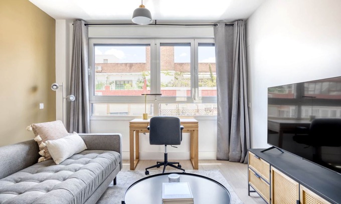 Chamberi Appartement | Chamberí 3BR+Gym & Pool, in the Business District