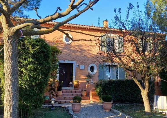 Saint-Saturnin-les-Avignon Lit Et Petit-Déjeuner | Chambre d hôte Lavande "Au fond du jardin"