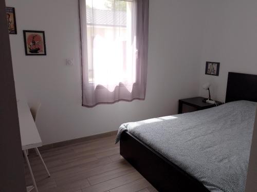 Valdivienne Maison | Chambre avec salle de bain et WC privés