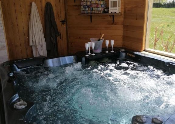 Mirabel-et-Blacons Lit Et Petit-Déjeuner | Chambre avec jacuzzi privatif "le pêcher"