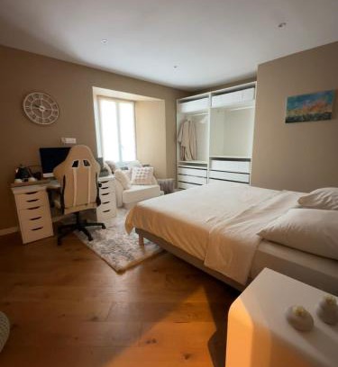 Domagne Maison | Chambre avec salle de bain tourelle