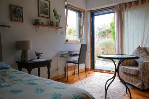 Quartier Francisco-Ferrer - Landry - Bourgeois - Poterie Maison | Chambre avec terrasse Chez Anne