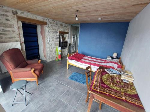 La Renaudie Maison | chambre basique, endroit magique