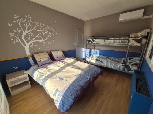 Nouzilly Maison | Chambre bleu dans un appartement independant de l habitation
