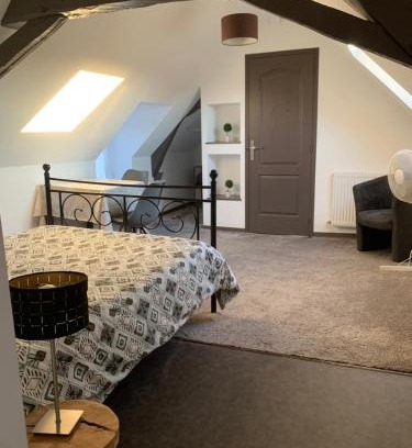 La Menitre Appartement | Chambre chaleureuse avec accès indépendant et sanitaires indépendants