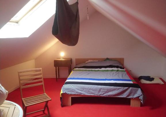 Ivoy le Pre Maison | chambre chez l'habitant rouge maison ancienne