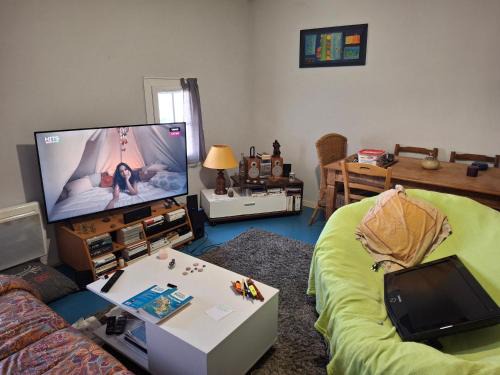 Aiguillon Maison | Chambre confortable avec télé