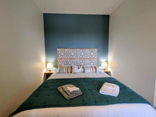 Faverolles Lit Et Petit-Déjeuner | Chambre cosy avec salle d'eau, accès piscine chauffée et Wi-Fi illimité - FR-1-591-620