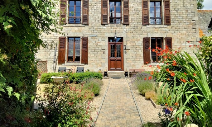 Lescouet-Gouarec Lit Et Petit-Déjeuner | Chambre D'hote in an Old Presbytery in the Heart of Brittany