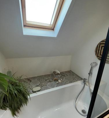 Santes Maison | Chambre et salle de bain privée