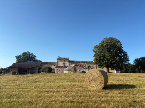 Blanquefort-sur-Briolance Appartement | Chambre en pierre