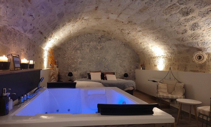 Montpezat-de-Quercy Appartement | Chambre Insolite et SPA privatif