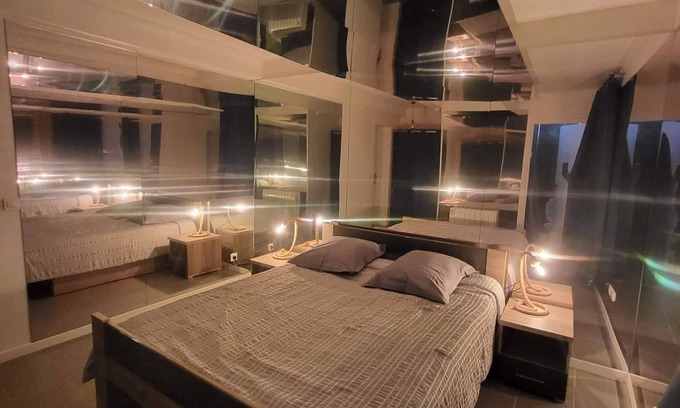 Montolivet Appartement | Chambre Miroir à 5 Minutes à Pied du Dôme de Marseille