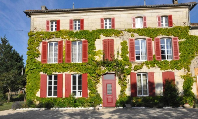 Rouffignac Maison | chambre spacieuse dans maison bourgeoise
