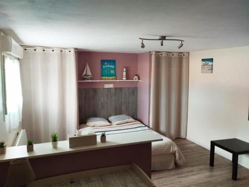 Lesparre-Medoc Maison | Chambre spacieuse agréable fonctionnelle avec acces au wifi