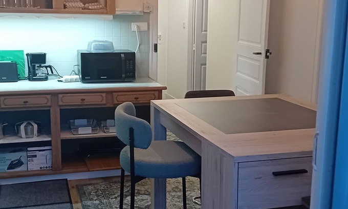 Vitre Lit Et Petit-Déjeuner | Chambre2 privée Cosy et Fonctionnelle Haute Gamme Vue sur Château +Jardin Patio.