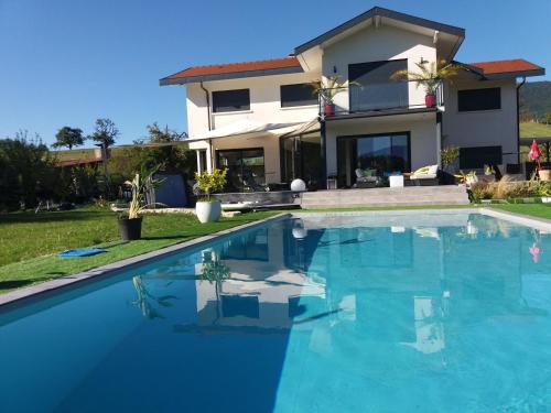 Fillinges Maison | Chambres, cuisine, piscine, spa, billards, airhockey, nature