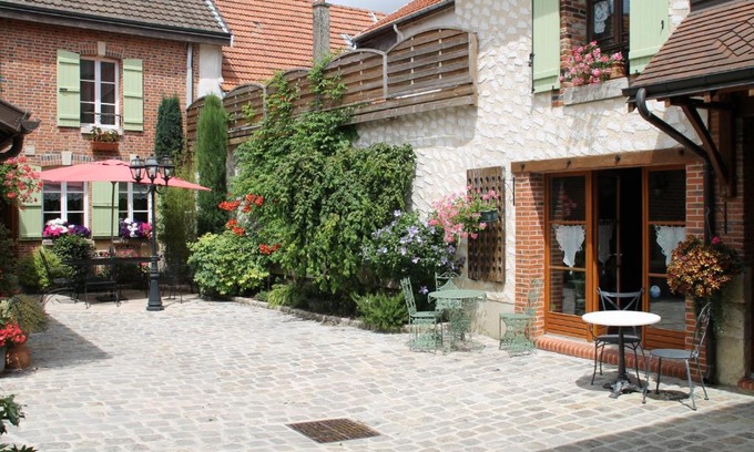 Le Mesnil-sur-Oger Maison | chambres d'hotes : La cour d'Etrepy