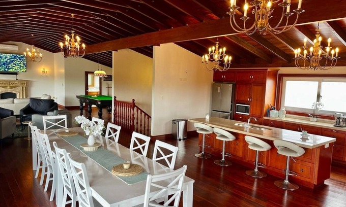 Nundah Maison | Chandeliers - Luxurious all ensuited 4 bedroom retreat
