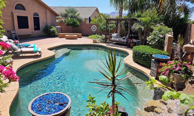 Sun Groves Maison | 10 Mi to Dtwn: Gem w/ Pool & Fire Pit in Chandler