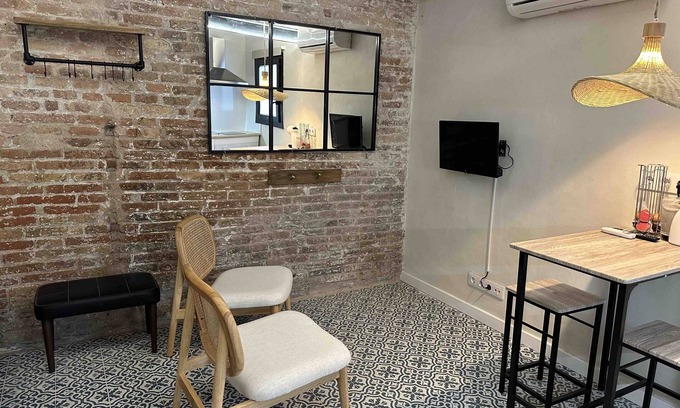 Collblanc y La Torrassa Appartement | Charming Apartment With Patio & Pool