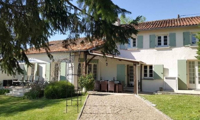 Saint-Quentin-de-Chalais Autre | Ferme de caractère avec une vue magnifique et une grande piscine privée près d'Aubeterre