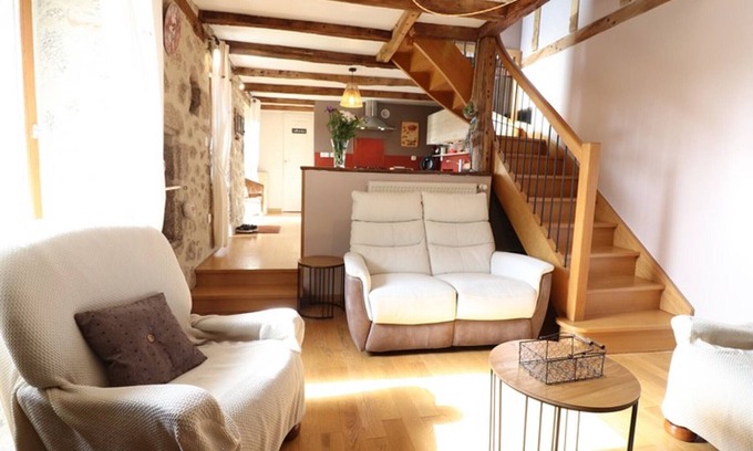 Saint-Mamet-la-Salvetat Cottage | Maison de caractère avec jardin, cheminée et wifi en Châtaigneraie cantalienne
