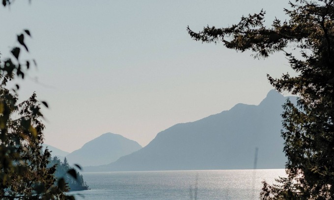 Britannia Beach Maison | Character 3-bdr Newly Reno'd Modern OceanSky Lodge
