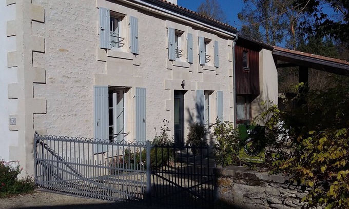 Le Vanneau-Irleau Cottage | Gite de caractère pour 6 personnes au bord de l'eau dans le Marais Poitevin