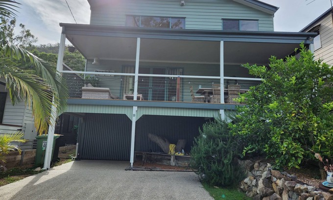 Somerset Dam Maison | Character filled lake house filled with charm! Perfect for a getaway to unwind..