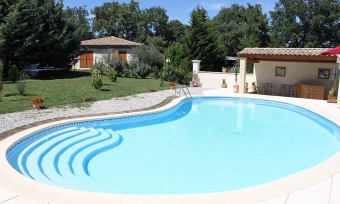 Saint-Marcel-de-Careiret Cottage | Maison de caractère en campagne avec piscine à St Marcel de careiret