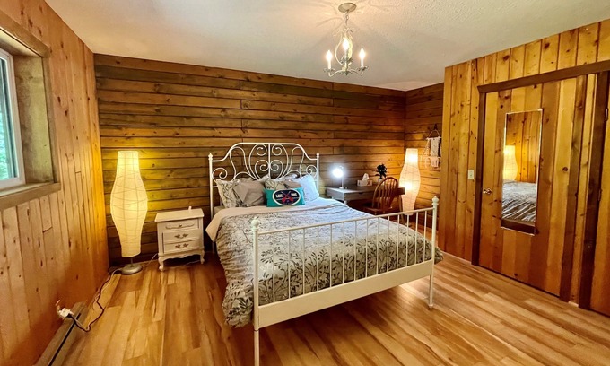 Swansea Point Maison | Character Home, Pool Table, Walking Distance to Beach, Large Fenced Backyard