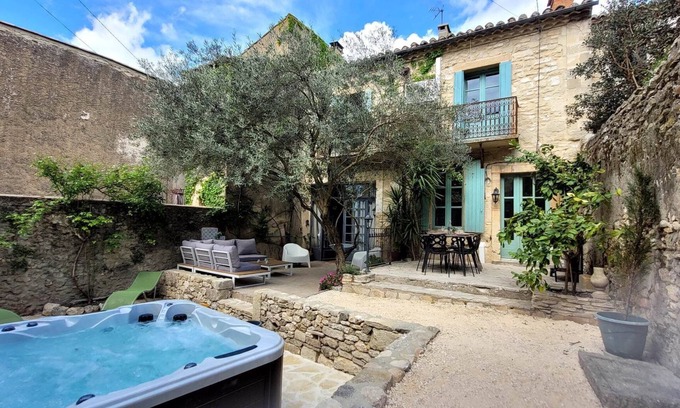 Sagries Maison | Demeure de caractère entre tradition et modernité avec jacuzzi aux portes d'Uzès