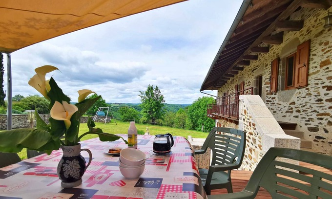 Boisset Maison | GITE DE CARACTERE EN PIERRE AVEC JARDIN ET TABLE DE PING PONG CANTAL AUVERGNE