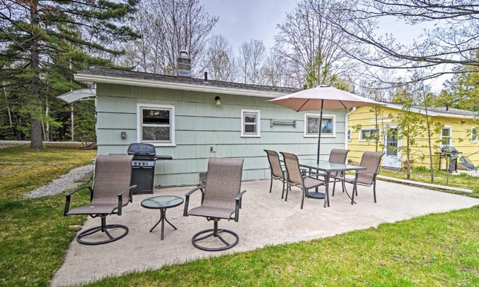 Charlevoix Maison | Charlevoix Cabin with Patio and Grill - Steps to Lake!