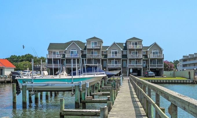 Chincoteague Maison | Charlie's Bayside Retreat - Pet friendly, In town!