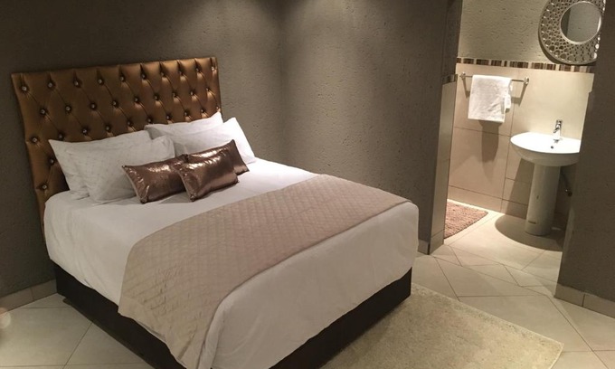 Elias Motsoaledi Maison | Charli’s Lodge