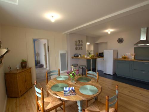 Chazelles-sur-Lyon Appartement | Charmant appartement contemporain avec patio cosy et toutes commodités à Chazelles-sur-Lyon - FR-1-496-298