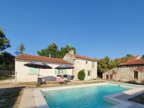Charroux Maison | Charmant Gîte avec Piscine Privative et Terrasse à Charroux, Village Médiéval - FR-1-489-394