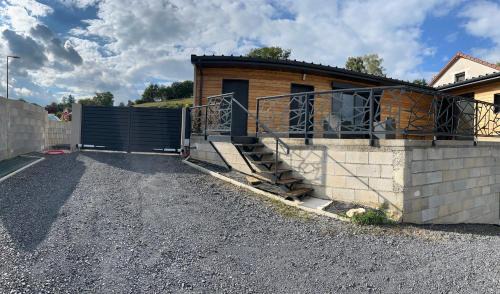 Arpajon-sur-Cere Appartement | Charmant logement avec terrasse et parking sécurisé